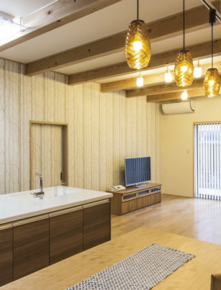 家族団らんを楽しく過す二世帯の家